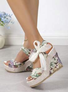 Europejskie damskie sandały na platformie z klinowym obcasem i wstążką 2024 Nowe wiosenne i letnie sandały na co dzień do noszenia na zewnątrz Model na scenie Seksowne wysokie obcasy Mieszane kolory Kwiatowe plażowe wygodne buty z odkrytymi palcami Walentynki - Miętowy Zielony - Zobacz 2