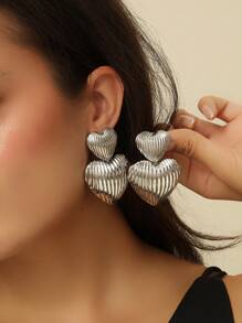 1 par de pendientes geométricos con forma de corazón de textura de concha metálica dorada, regalo para la novia