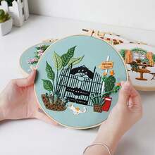 一套DIY刺繡材料，有寧靜時光家庭植物圖案，適用於咖啡桌，不含刺繡環。這是一個全新的原創DIY刺繡材料包，靈感來自於Tranquil Time咖啡桌上的家居植物圖案。無論您是初學者還是經驗豐富的DIY愛好者，這個套件都能帶給您愉悅和創造靈感。不含刺繡環。 - 藍色 - 查看 8