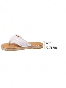 2023 Nuevas sandalias tejidas planas de césped con dedo separado para mujer, moda de verano bohemio al aire libre antideslizante zapatillas de playa - Blanco - Ver 7