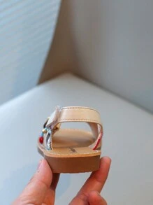 Nouvelles sandales pour enfants en bas doux de style national à la mode avec pendentif croix et pompon, que peuvent porter des amis ou des membres de la famille pour les vacances, les loisirs ou des activités en plein air.