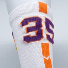 一雙籃球襪，具有吸震、耐用、舒適透氣的特性，男性運動員必備的專業籃球襪，適用於跑步、訓練和運動，具有厚實、吸汗、毛巾底、中筒、編號、戶外籃球襪特點。 - 彩色 - 查看 4