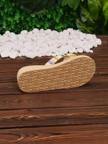 1 par de sandalias de cuña para niñas adolescentes, estilo de princesa de verano, con bloqueo de color, suela de fondo grueso, informal para mujeres, chanclas de playa con decoración de rosa y antideslizante - Amarillo - Ver 6