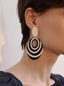 Un par de elegantes aretes ovalados con estampado de caballo negro y blanco para mujeres - Pendientes ovalados - Ver 1