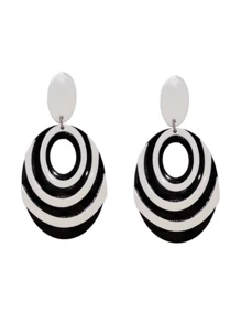 Un par de elegantes aretes ovalados con estampado de caballo negro y blanco para mujeres - Pendientes ovalados - Ver 4