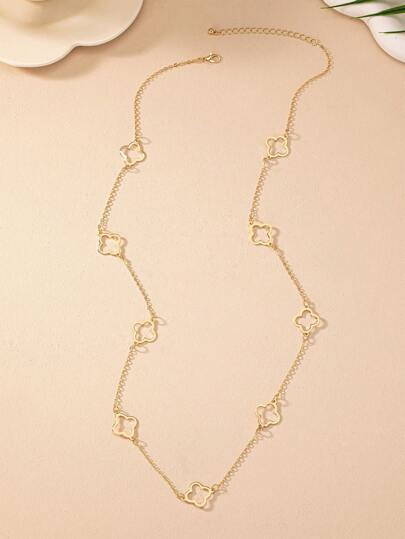 Un pendentif trèfle ajouré avec une longue chaîne, un collier élégant et vintage pour femme dans le style européen et américain, pour la Saint-Valentin