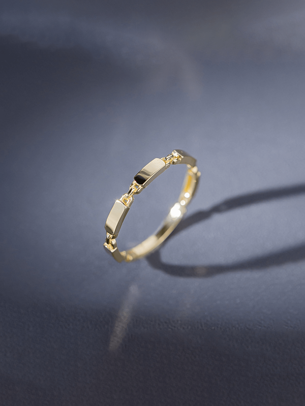 Un anillo sencillo y lujoso de plata esterlina S925 con superficie suave, adecuado para que las mujeres lo usen diariamente.