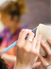 9 أدوات نقش ، بما في ذلك 5 من الجهتين بإجمالي 10 أدوات بصمات مختلفة وخمسة أدوات تشطيب سيليكون داخلي وخزفية، و 4 أدوات كرة معدنية مزدوجة الرأس ، وفرشاة رسم النقاط لكرة الطين الخزفية - أداة رسم نقطية ، للصخور والأظافر والخلط والطلاء ونمذجة أدوات النقش الخزفية