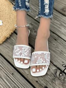 女士夏季时尚优雅平底拖鞋，白色网眼刺绣花朵图案，性感透气露趾方头一脚蹬防滑拖鞋，适合户外休闲穿着