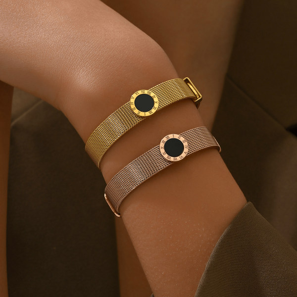 Un bracelet élégant en acier inoxydable avec chiffres romains pour femmes, bijou français élégant adapté à un usage quotidien