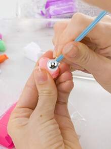 9 أدوات نقش ، بما في ذلك 5 من الجهتين بإجمالي 10 أدوات بصمات مختلفة وخمسة أدوات تشطيب سيليكون داخلي وخزفية، و 4 أدوات كرة معدنية مزدوجة الرأس ، وفرشاة رسم النقاط لكرة الطين الخزفية - أداة رسم نقطية ، للصخور والأظافر والخلط والطلاء ونمذجة أدوات النقش الخزفية