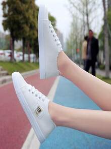 Zapatillas de deporte con cordones en el frente con patrón de dibujos animados blancos para mujer son divertidas y modernas. - Blanco - Ver 3