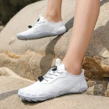 1 Paire de chaussures de sport pour femmes à séchage rapide, à lacets, blanches avec motif géométrique, semelle en caoutchouc, basse, pour la natation en plein air à la plage, chaussures de sport aquatique pieds nus.