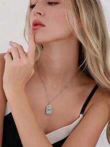 Vòng cổ tùy chỉnh với bảng tên hình vuông, khung hình bầu dục, mặt dây chuyền hình học & tối giản, được cá nhân hóa với tên, tin nhắn, địa điểm và ngày tháng, thích hợp để tổ chức sinh nhật, ngày lễ tình nhân, ngày kỷ niệm và làm quà tặng cho bạn trai, bạn gái hoặc các cặp đôi đeo - Nhiều màu - Xem 3