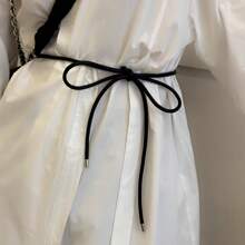 1 pezzo Cintura in corda di pelle colorata da donna. Pendente metallico, si annoda semplicemente attorno in vita, adatta per maglioni, vestiti, t-shirt morbide, ecc. Cintura multifunzionale per San Valentino