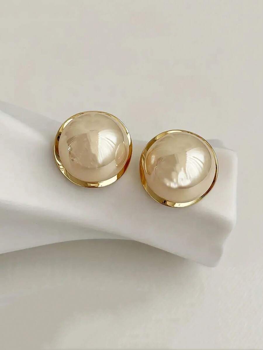 经典半圆形仿珍珠耳环，提升您的整体形象