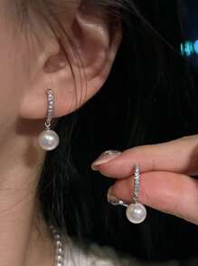 topshiny 一对优雅迷人的珍珠水晶吊坠耳环，适合日常佩戴和参加派对（水晶数量不定） - 白色 - 查看 1