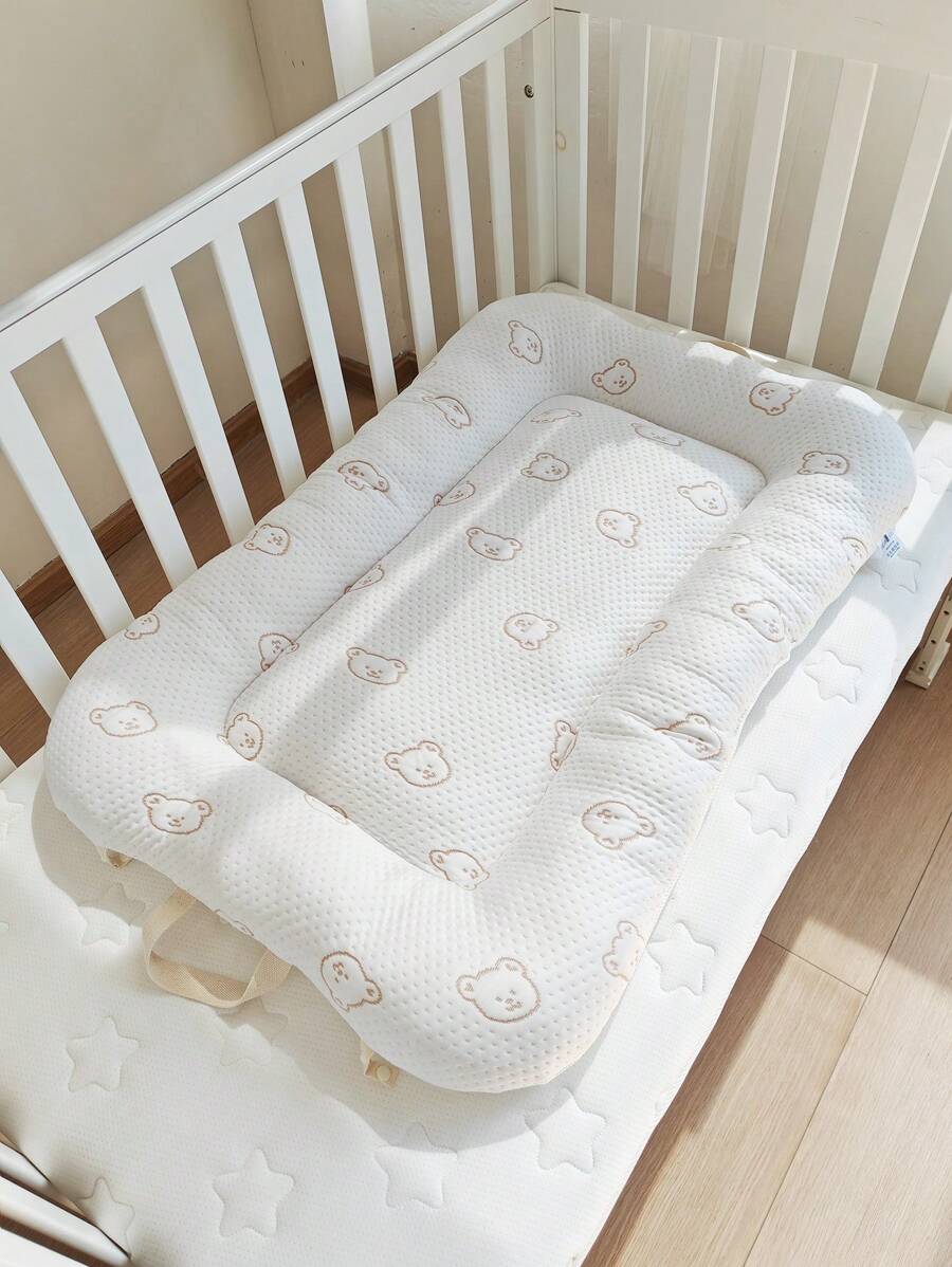 Um Urso Bebê Cama-em-Cama em Seda de Gelo Legal e Bonita, Estilo Simples, Adequado para o Uso de Verão