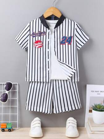 Traje blanco con rayas verticales y cuello alto para niño