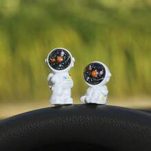 2pcs/1pc Creative Micro Landscape Astronaut Decoration, Cute Cartoon Astronaut Car Ornament, Realistic Astronaut Miniature Figurine For Home Office Decor, Student Gift, Great For Halloween, And Fall Decorations Birthday