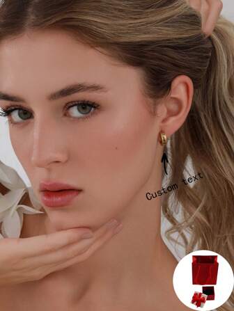 Anpassningsbara mode örhängen i minimalistisk pendlingsstil med anpassningsbart namn, slogan, plats och datum, lämplig för födelsedag, alla hjärtans dag, jubileumsfirande, som en present till flickvänner, bästa vänner, älskare att bära tillsammans