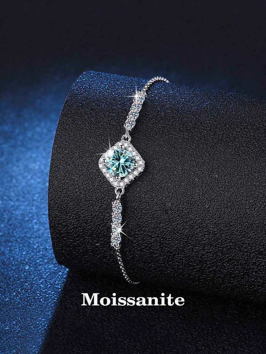 Pulsera de moda y versátil de 925 plata esterlina con 1 quilate de moissanita azul adecuada para que las mujeres la usen en ocasiones diarias, fiestas, viajes al trabajo, etc. Una excelente opción para joyería y regalos del Día de la Madre. Pulsera de strass