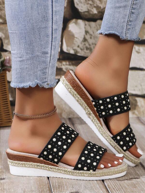 Sommerhausschuhe für Frauen 2024 mit Keilabsätzen, dicken Sohlen, Seilen, verziert mit Strasssteinen und mit robustem Schaffellpolster