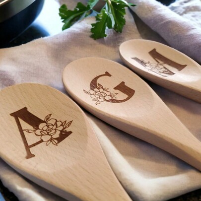 1 cucchiaio floreale con lettera, cucchiaio di mescolamento in legno inciso, monogramma di fiori personalizzato, cucchiaio di miscelazione in legno personalizzato per cucina