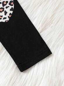 Giovane ragazza primavera/estate top casual a maniche corte con stampa leopardo e leggings