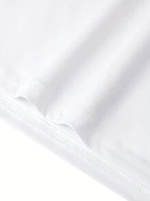 Camiseta branca casual com estampa de letra D colorida para meninos pré-adolescentes, gola redonda e manga curta, verão