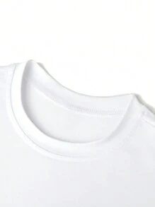 Camiseta branca casual com estampa de letra D colorida para meninos pré-adolescentes, gola redonda e manga curta, verão