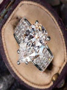 Ein eleganter, silberplattierter Ring mit einem großen, glänzenden Stein, geeignet für Verlobung, Hochzeit, Party und Dekorationsszenen.