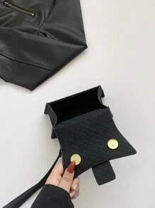 Eine elegante, minimalistische, schwarze PU-Tasche im gewebten Stil mit Klappen- und Schnallenverschluss, geeignet für Frauen für tägliche Pendelfahrten, Ausflüge, Einkauf, Reisen, Urlaub, Treffen, Partys, Bälle, Bankett, Freundin Geschenk für Festivals und Geburtstage, Make-up-Aufbewahrungstasche, und modisches Party-Accessoire.