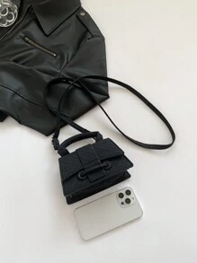 Eine elegante, minimalistische, schwarze PU-Tasche im gewebten Stil mit Klappen- und Schnallenverschluss, geeignet für Frauen für tägliche Pendelfahrten, Ausflüge, Einkauf, Reisen, Urlaub, Treffen, Partys, Bälle, Bankett, Freundin Geschenk für Festivals und Geburtstage, Make-up-Aufbewahrungstasche, und modisches Party-Accessoire.