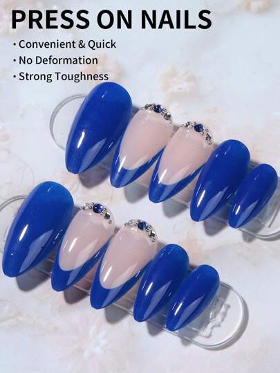 女性や女の子向けのネイルアートに最適な、24個入りのロングアーモンド型プレスオンネイルチップセット（ブルーフレンチネイル・ラインストーンデザイン・アクリル製）。1個のジェリーグルーと1個のネイルファイルが入っています。