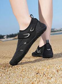 O pereche de pantofi de trekking pe apă pentru sporturi în aer liber Four Seasons pentru bărbați și femei, pantofi de apă respirabili pentru drumeții, pescuit, cu uscare rapidă, anti-alunecare, anti-miros, ușoare, pantofi pentru cupluri, pantofi yoga, pantofi de alergare reflectorizați de noapte.