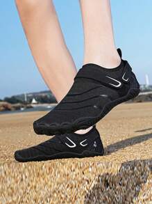 O pereche de pantofi de trekking pe apă pentru sporturi în aer liber Four Seasons pentru bărbați și femei, pantofi de apă respirabili pentru drumeții, pescuit, cu uscare rapidă, anti-alunecare, anti-miros, ușoare, pantofi pentru cupluri, pantofi yoga, pantofi de alergare reflectorizați de noapte.