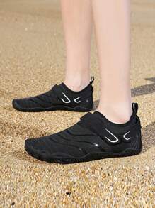 O pereche de pantofi de trekking pe apă pentru sporturi în aer liber Four Seasons pentru bărbați și femei, pantofi de apă respirabili pentru drumeții, pescuit, cu uscare rapidă, anti-alunecare, anti-miros, ușoare, pantofi pentru cupluri, pantofi yoga, pantofi de alergare reflectorizați de noapte.