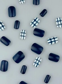 Mejore instantáneamente su apariencia con 24 piezas de diseño de uñas azul navideño cortas en forma ovalada con estampado de damero azul y blanco. Cubre toda la uña. Adecuado para uso diario en salidas para mujeres y niñas. - Multicolor - Ver 3