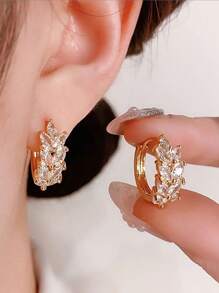 A Pair Of Leaf Earrings Suitable For Women To Wear, Suitable For Daily Wear, Weddings, Travel Photography, Birthday/Holiday Gifts, Music Festivals, Parties, And Other Occasions Halloween