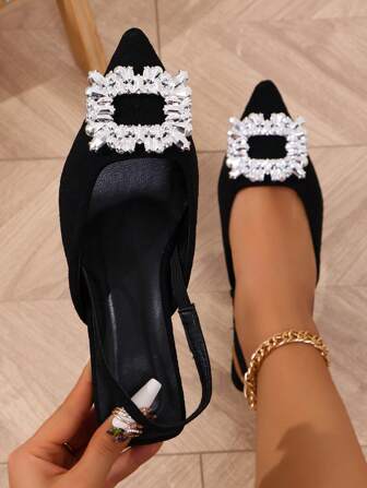 Damskor i ny stil med låg klack och fyrkantigt spänne och spetsig tå, sexiga för fest, strand, bröllop, student