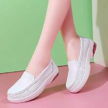 Zapatos de enfermería confeccionados con y suela suave y transpirable, plantillas absorbentes de impacto con propiedades antideslizantes, antiolor. Zapatos blancos livianos para mamás profesionales de la salud. - Blanco - Ver 5