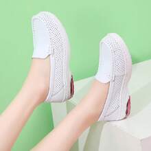 Zapatos de enfermería confeccionados con y suela suave y transpirable, plantillas absorbentes de impacto con propiedades antideslizantes, antiolor. Zapatos blancos livianos para mamás profesionales de la salud. - Blanco - Ver 7