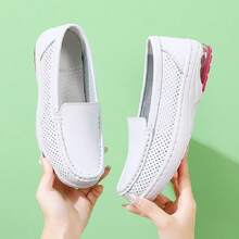 Zapatos de enfermería confeccionados con y suela suave y transpirable, plantillas absorbentes de impacto con propiedades antideslizantes, antiolor. Zapatos blancos livianos para mamás profesionales de la salud. - Blanco - Ver 9