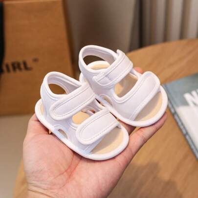 Un par de zapatos de playa de tela para niño con diseño doble, sandalias planas y cómodas de estilo casual apropiadas para el verano