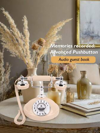 Een beige vintage vakantieberichtentelefoon met opnamefunctie, geschikt voor bruiloften en feesten, inclusief telefoon en audioruimte. Onze opnametelefoon biedt u onbeperkte opnamemogelijkheden. Dansavonden, liefdadigheidsavonden of andere speciale evenementen. Laat uw gasten hun eigen berichten achterlaten voor uw speciale gelegenheid. Terug naar school