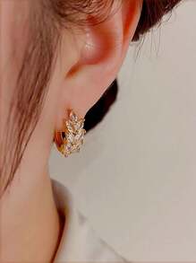 A Pair Of Leaf Earrings Suitable For Women To Wear, Suitable For Daily Wear, Weddings, Travel Photography, Birthday/Holiday Gifts, Music Festivals, Parties, And Other Occasions Halloween