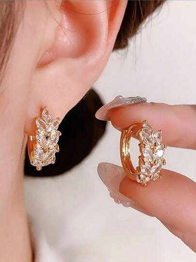 一对树叶耳环，适合女性佩戴，日常佩戴、婚礼、旅行摄影、生日/节日礼物、音乐节、派对等场合皆宜。情人节配饰。