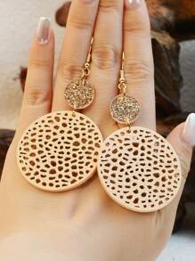 1 Paar geometrische goldene Holzparty-Ohrringe, beschichtet mit Gretlite-Pailletten, kombiniert mit einem bohemianischen Hohlraum-Design, leichte doppelseitige übertriebene runde Ohrringe für Frauen.