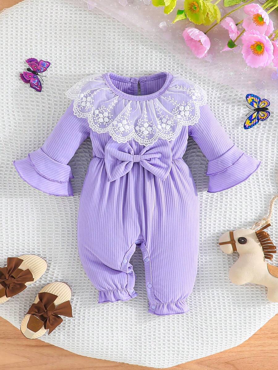 Combinaison de saut en bébé fille avec manches évasées en dentelle, avec mignon nœud papillon comme décoration - Prune - Voir 1